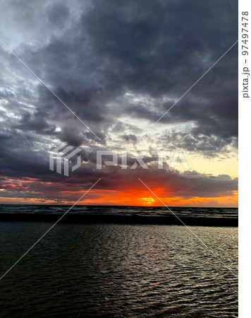 『ハワイ』12月のワイキキビーチサンセット 97497478