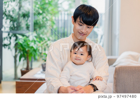 お父さんと家で遊ぶ赤ちゃん 97497480