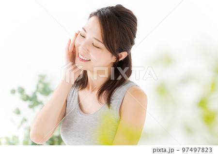 スキンケアをする女性 97497823