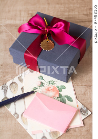 カルトナージュ（布貼り）したシックなギフトボックス 97498105