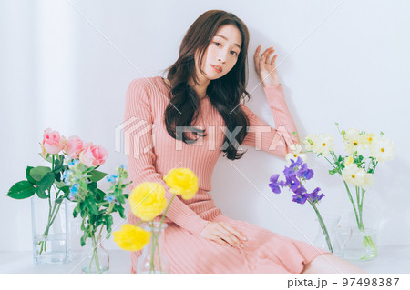 花と若い女性 花と若い女性 97498387