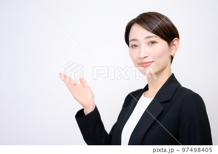 スーツ姿の信頼できそうな使いやすいビジネス系女性のイメージ　オススメ 97498405