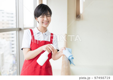 女性　拭き掃除をする女性 97498719