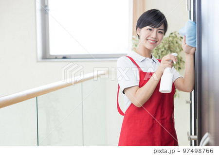 女性　拭き掃除をする女性 97498766