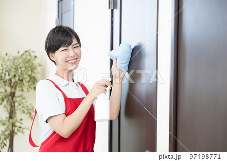 女性　拭き掃除をする女性 97498771