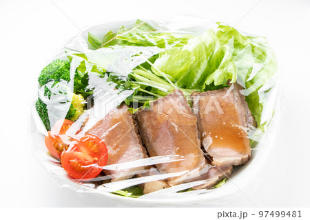 ラップをかけられた料理(ローストビーフのサラダ)。 ラップをかけられた料理(ローストビーフのサラダ)。 97499481