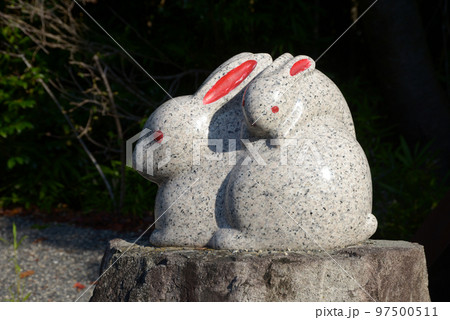 三尾神社　うさぎの像　滋賀県大津市園城寺町 97500511