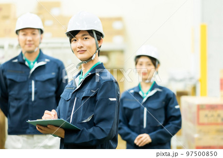 倉庫で在庫確認をする作業員 97500850