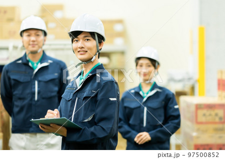 倉庫で在庫確認をする作業員 倉庫で在庫確認をする作業員 97500852
