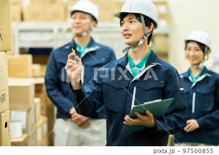 倉庫で在庫確認をする作業員 倉庫で在庫確認をする作業員 97500855