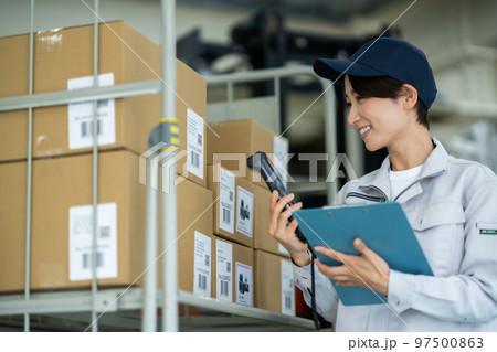 ハンディターミナルで在庫品をスキャンする作業員 97500863