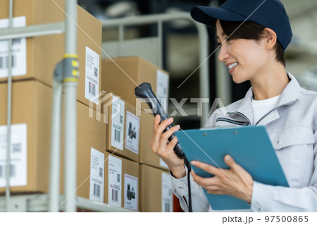 ハンディターミナルで在庫品をスキャンする作業員 97500865