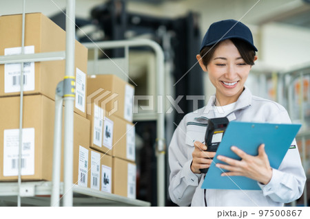 ハンディターミナルで在庫品をスキャンする作業員 97500867