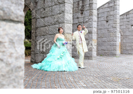 ウエディングドレスとタキシード姿の新郎新婦、熟年結婚でのウエディングフォト ウエディングドレスとタキシード姿の新郎新婦、熟年結婚でのウエディングフォト 97501316