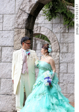 ウエディングドレスとタキシード姿の新郎新婦、熟年結婚でのウエディングフォト ウエディングドレスとタキシード姿の新郎新婦、熟年結婚でのウエディングフォト 97501337