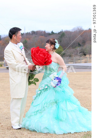 ウエディングドレスとタキシード姿の新郎新婦、熟年結婚でのウエディングフォト 97501369