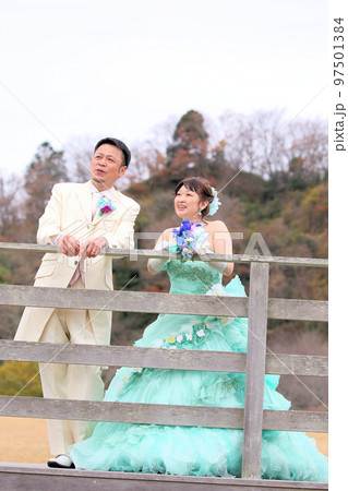 ウエディングドレスとタキシード姿の新郎新婦、熟年結婚でのウエディングフォト 97501384