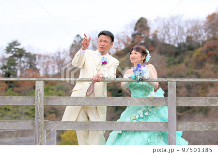 ウエディングドレスとタキシード姿の新郎新婦、熟年結婚でのウエディングフォト 97501385