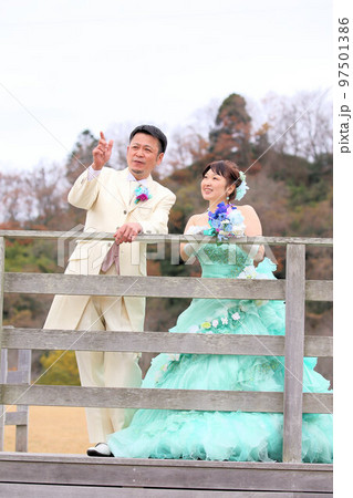 ウエディングドレスとタキシード姿の新郎新婦、熟年結婚でのウエディングフォト 97501386
