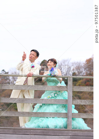 ウエディングドレスとタキシード姿の新郎新婦、熟年結婚でのウエディングフォト 97501387