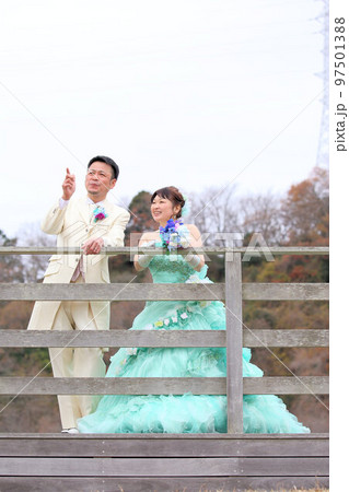 ウエディングドレスとタキシード姿の新郎新婦、熟年結婚でのウエディングフォト 97501388