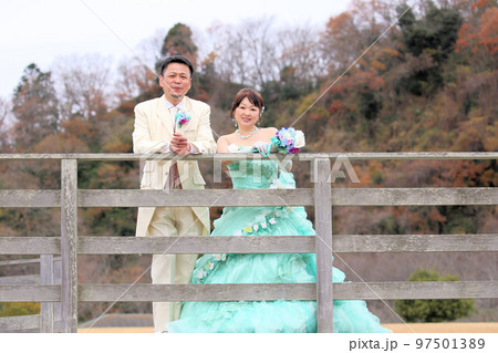 ウエディングドレスとタキシード姿の新郎新婦、熟年結婚でのウエディングフォト 97501389