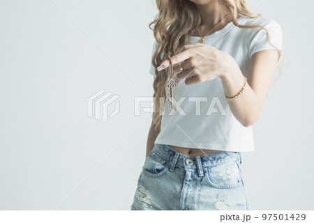 鍵を持った金髪の女性　key 97501429