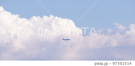 モコモコの雲の中を飛ぶ飛行機 97501514
