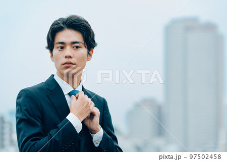 都会で働くビジネスマン 97502458