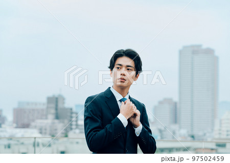 都会で働くビジネスマン 97502459