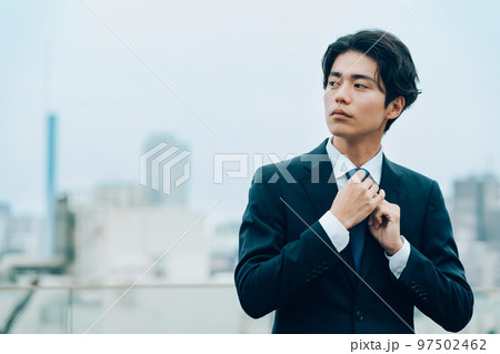 都会で働くビジネスマン 97502462
