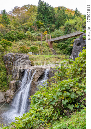 土湯温泉　滝のつり橋を見上げる　マイナスイオン値56,000個／立方センチメートル　福島市　温泉地 97502611