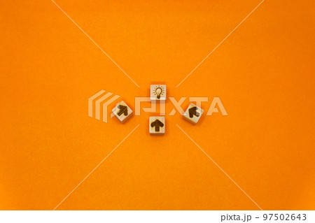 中央に3つの矢印が電球を指し示しアイデアを集めるオレンジの背景 97502643