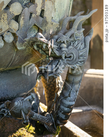二月堂手水舎の龍の彫刻の写真素材 [97503189] - PIXTA