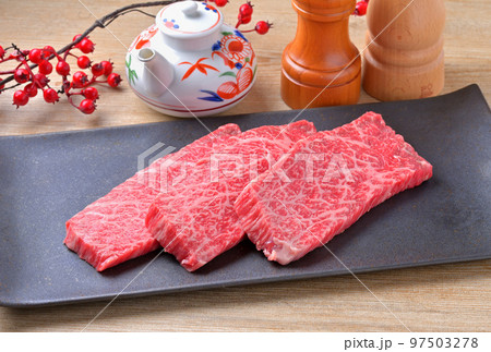 焼肉用（生肉・未加熱）牛肉のミスジ部位。焼き肉、ヤキニク、肉料理。 97503278