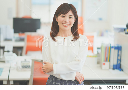 オフィスで働く女性	 97503533