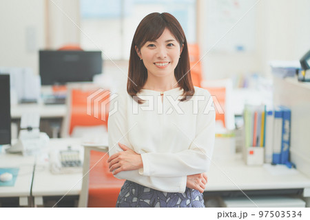 オフィスで働く女性 オフィスで働く女性 97503534