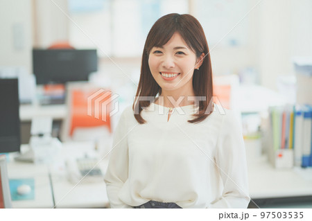 オフィスで働く女性 97503535