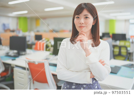 オフィスで働く女性 97503551