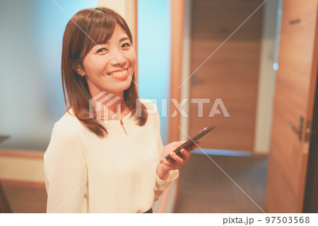 オフィスで働く女性 オフィスで働く女性 97503568