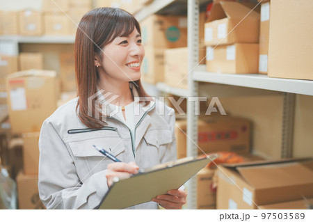 倉庫で働く女性 倉庫で働く女性 97503589