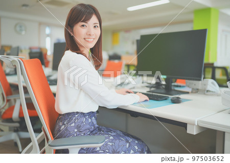 オフィスでデスクワークする女性	 97503652