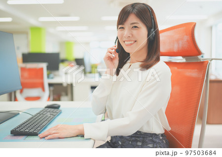 カスタマーセンターで応対をする女性 カスタマーセンターで応対をする女性 97503684