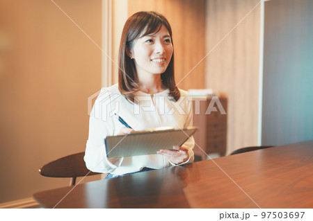 オフィスで面談をする女性 オフィスで面談をする女性 97503697
