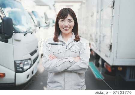 作業着を着て働く女性 97503770
