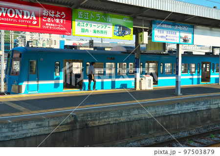 近江鉄道彦根駅に停車中の米原行き100形電車3 滋賀県彦根市 近江鉄道彦根駅に停車中の米原行き100形電車3 滋賀県彦根市 97503879