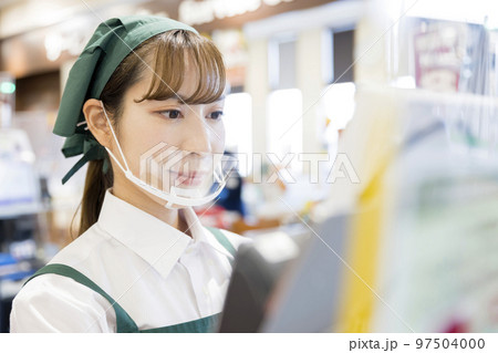 感染対策をしたスーパーのレジ打ちをする女性従業員  97504000