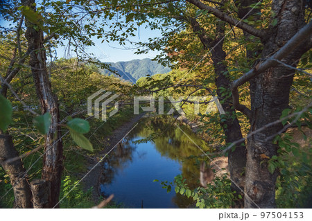 長野 上田城 本丸の堀と土塁 97504153