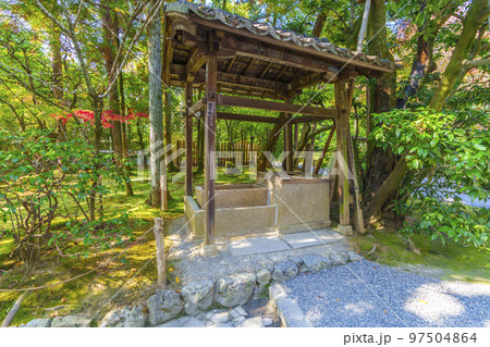 古都京都の秋　世界遺産　紅葉の龍安寺　古井戸 97504864