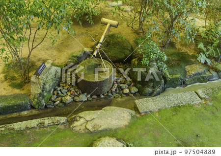 龍安寺の銭形のつくばいの写真素材 [97504889] - PIXTA